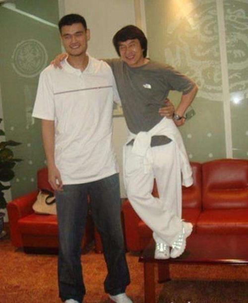 “身高检测器”姚明与众星合影：黄晓明让人意外，韩红小鸟依人