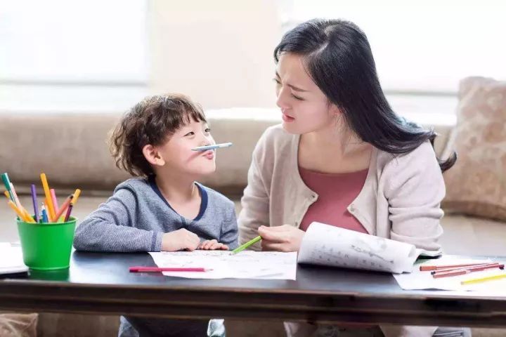 孩子有厌学情绪，家长要改变自己的教育方式，激发他们的内驱力