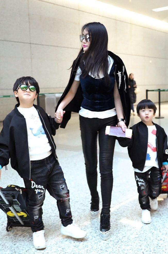 鄒市明一家四口走機場，老公過冬老婆還在夏天，倆兒子穿得都挺潮