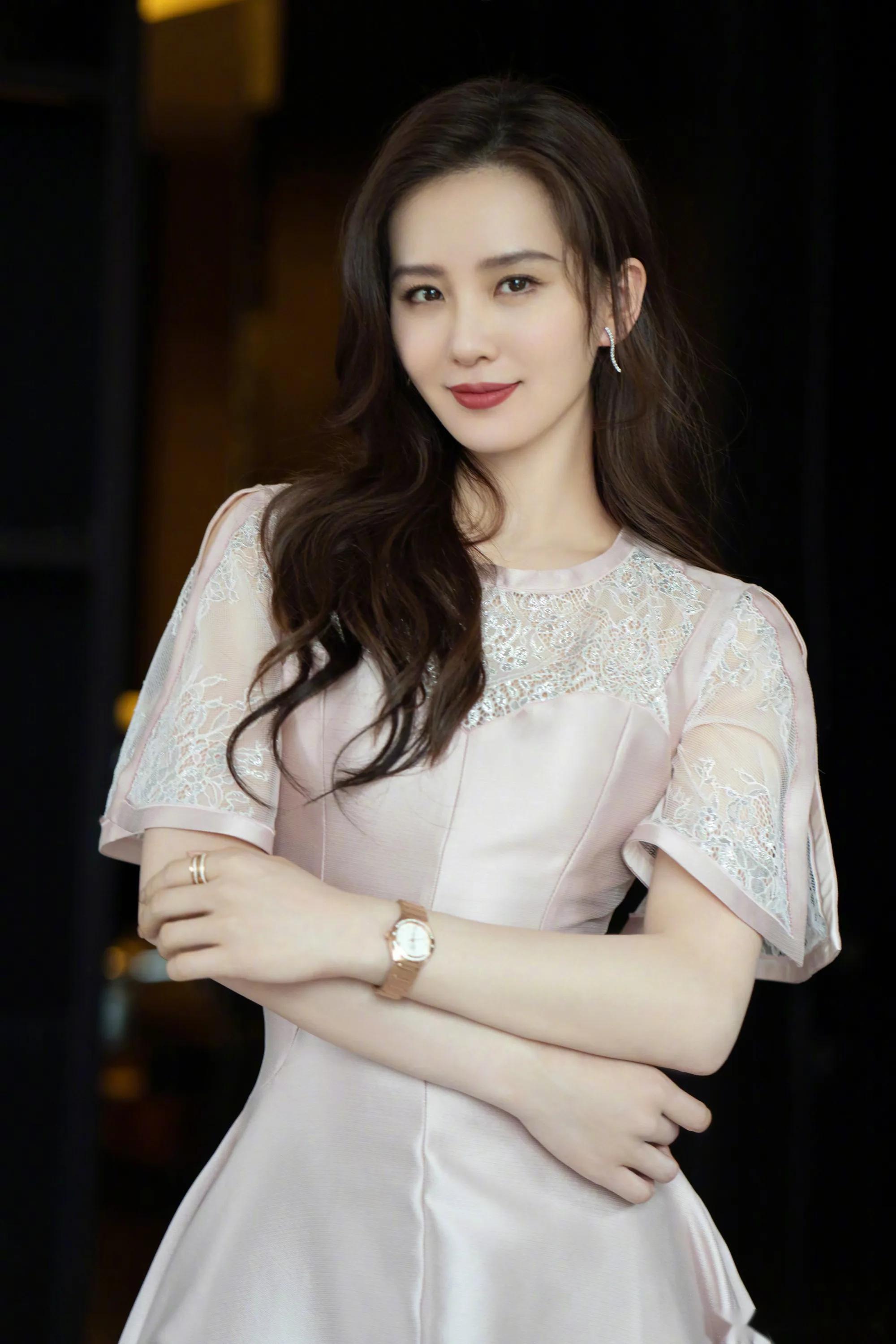 五大女明星出道前后对比，疑似整容，到底哪位