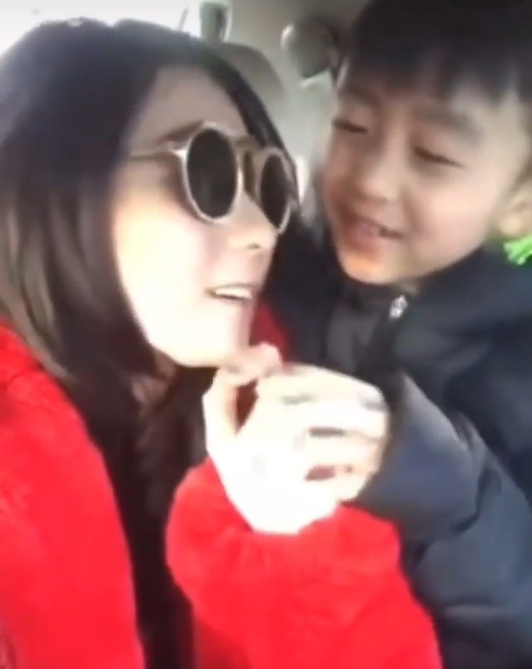 张柏芝晒早年和二儿子互动视频，小Q分享自己掉牙趣事，太逗了