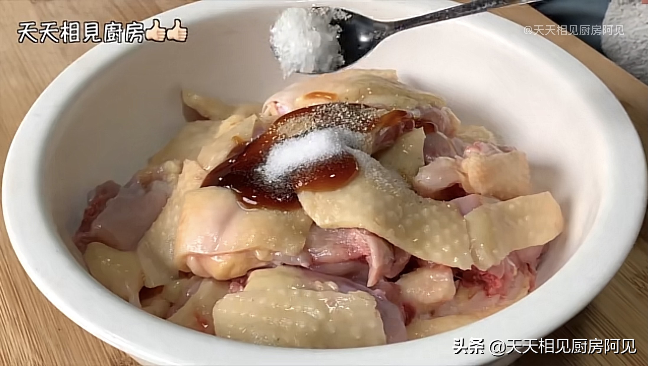 清蒸雞就是這麼簡單，做法步驟都在這，雞肉嫩滑，每次一隻不夠吃