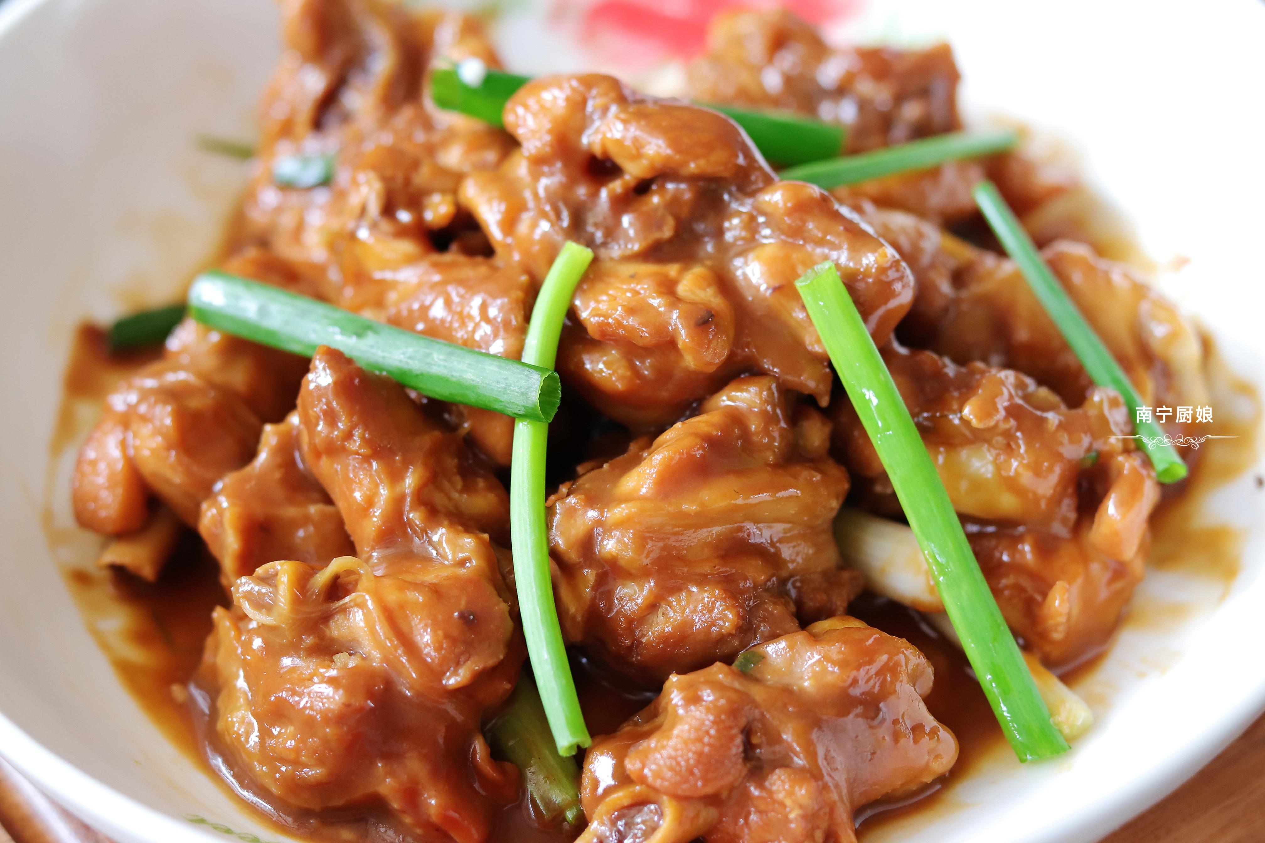 把4个鸡腿丢进锅里简单一焖，出锅变美味，一个人吃完一锅不过瘾