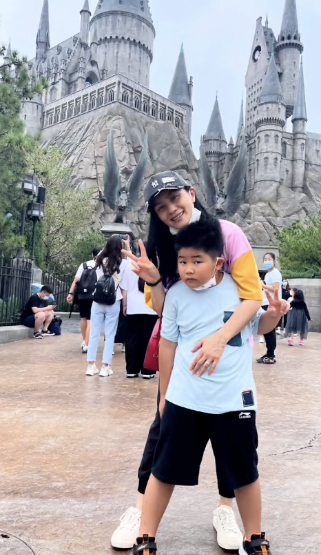 沙溢全家打卡环球影城，胡可无美颜自信怼脸拍，安吉小鱼儿齐长胖