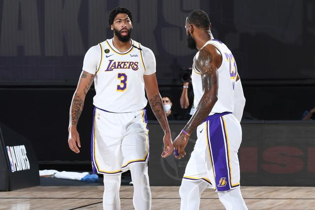 軟豆指導實錘！湖人已鳴金收兵，Rondo還在場邊指揮後補球員打球！-黑特籃球-NBA新聞影音圖片分享社區