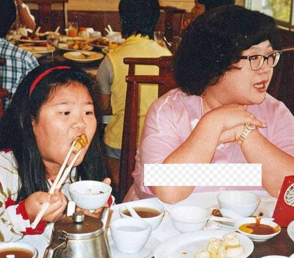 %title插图%num 最胖星二代郑欣宜近况曝光,双手合十恳求网友关注,娱乐圈不好混