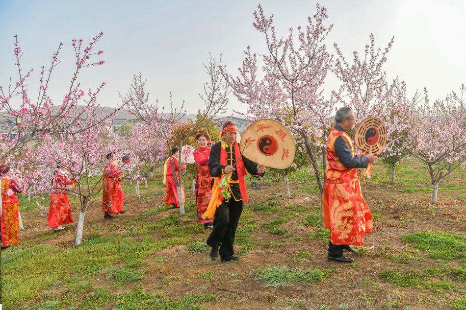 翠湖：桃花灼灼春色美，扇鼓咚咚夕阳红