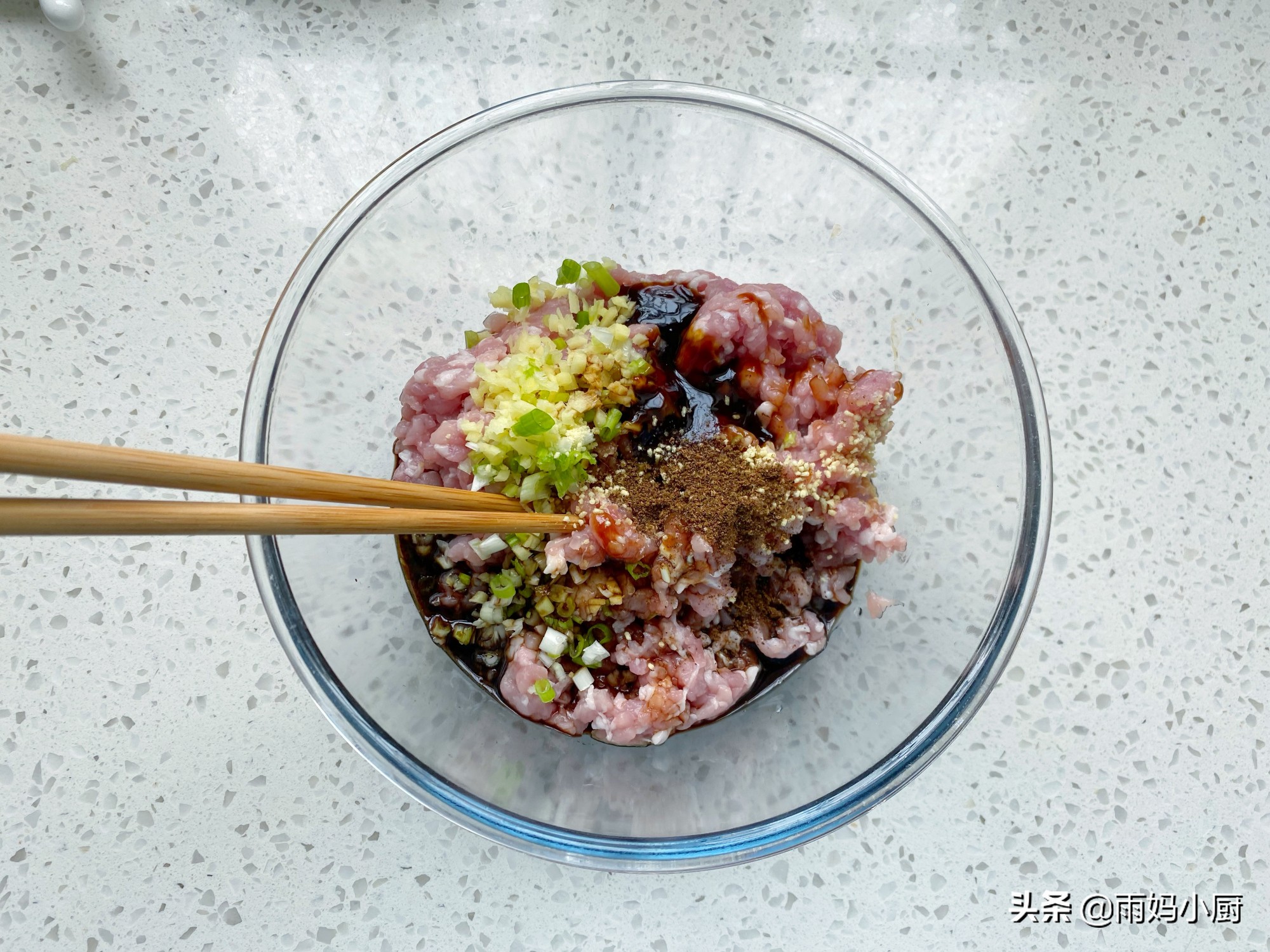 冰花煎饺用淀粉还是面粉，教你一招，做出来的冰花晶莹剔透又酥脆