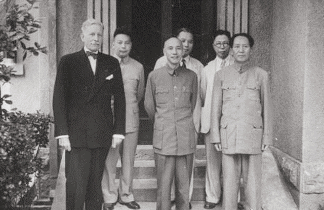 重庆谈判：蒋介石从一支烟断定毛主席是个厉害角色