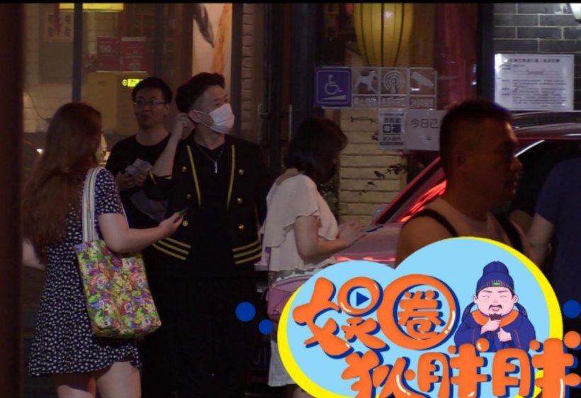 曹云金深夜与俩美女聚餐，街边热聊好惬意，却不见其女友在旁？