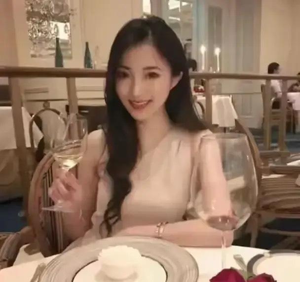 赌王的“多情”，终于后继有人了，甚至比起赌王还有过之而无不及