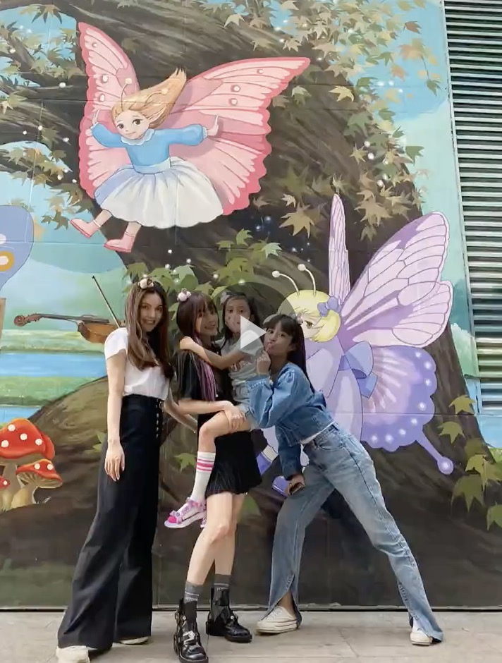 李小璐曬與女兒同框，甜馨戴漁夫帽文靜淑女，越來越有女神範兒