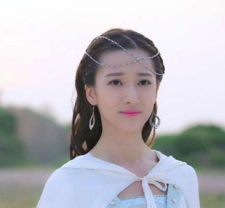 她17岁被邀上春晚，当红时却嫁给外卖小哥，如今