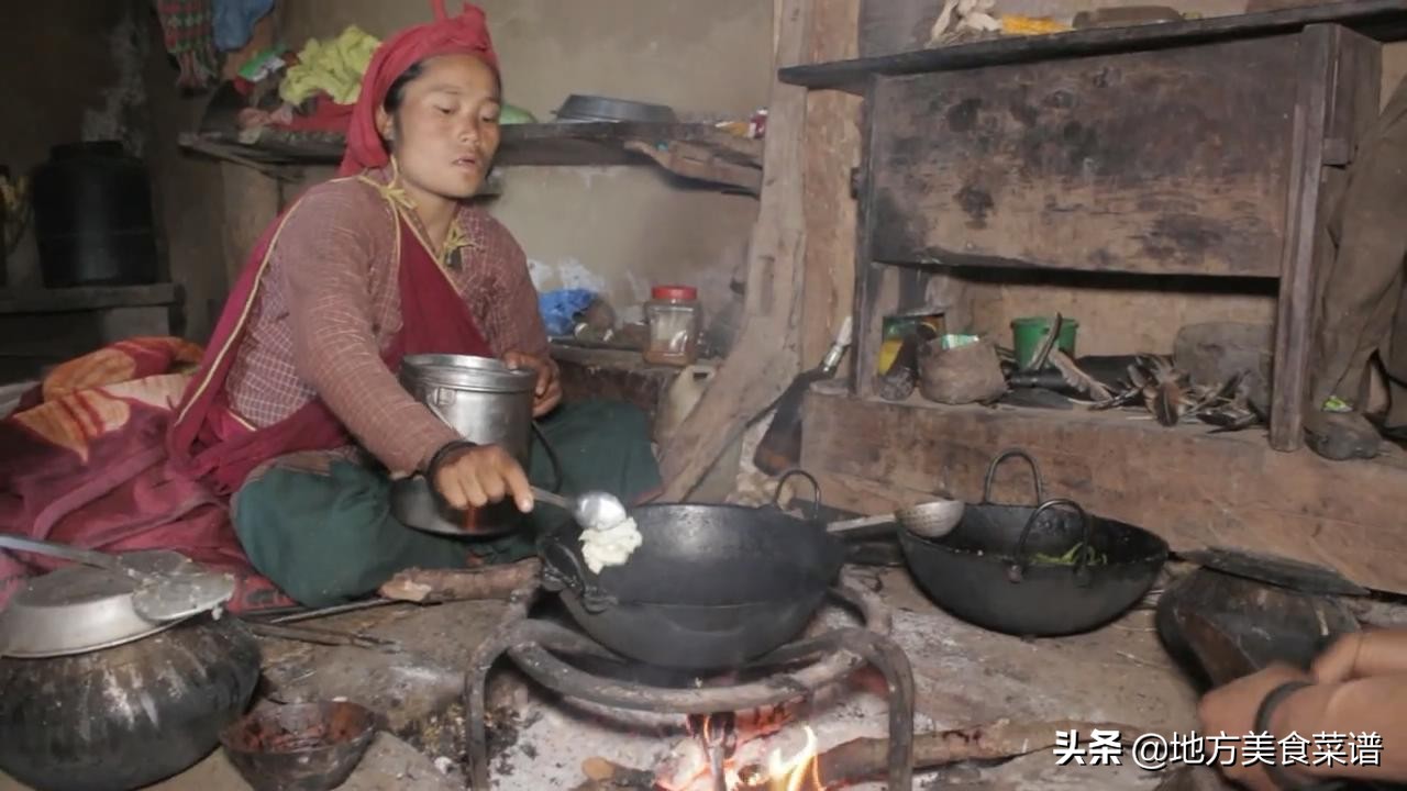 带点泡面看望尼泊尔山区穷人，主人用家中一斤多的鸡来招待我