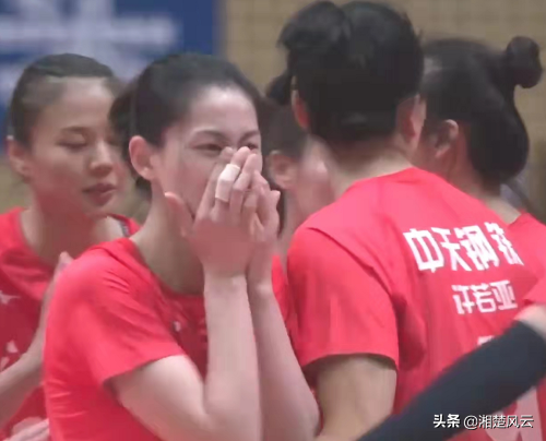 女排比赛首轮印象，三场打五局，欢笑与泪水纷