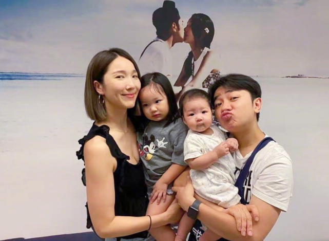 王祖蓝晒全家福庆父亲节，还下厨给李亚男做美食，夫妻俩热吻甜齁