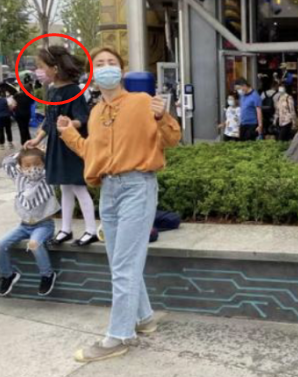 黄磊4岁儿子正脸首曝光！一脸呆萌留着寸头，穿破洞裤打扮潮流