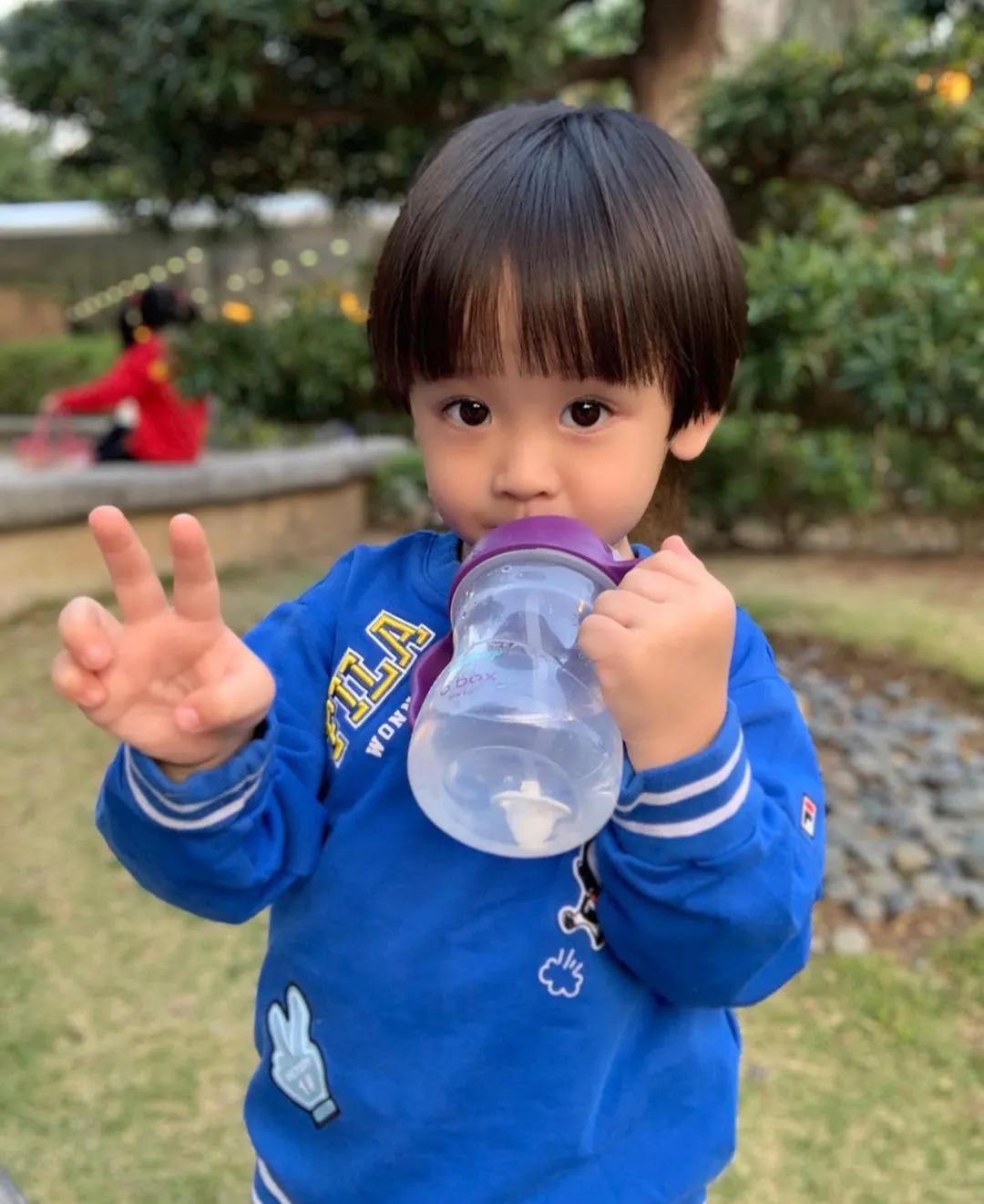 陳凱琳2歲大兒子上學前班，一家三口參加親子活動，互動溫馨有愛