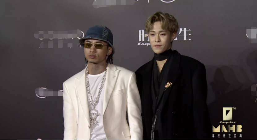 明星卖力博眼球，万茜赖红毯黄圣依抢坐首排，