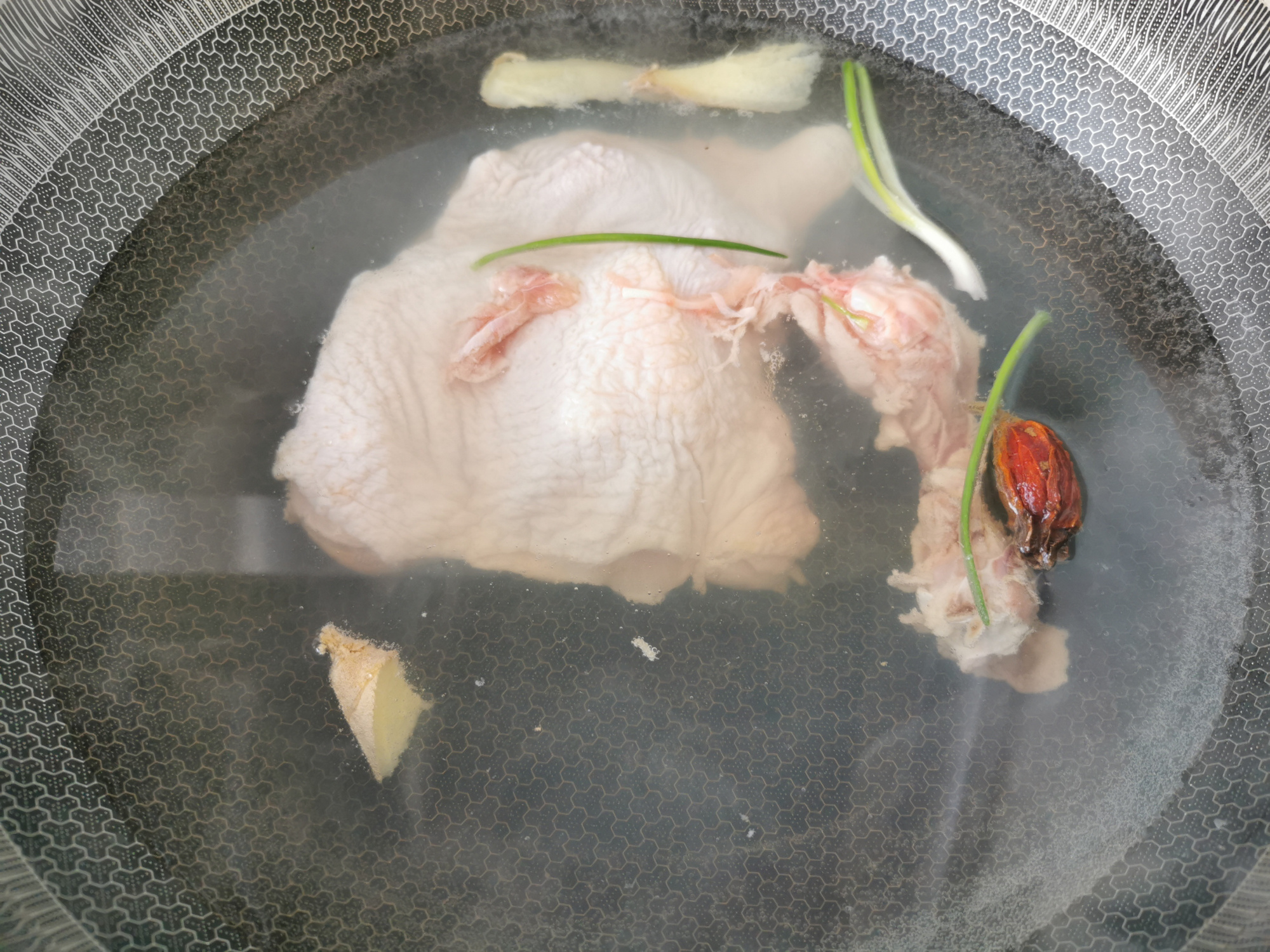 家常口水雞的做法，調配醬汁是關鍵，麻辣鮮香，上桌就掃光