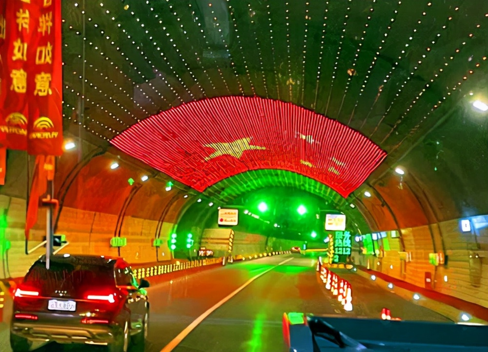 四川旅游：走近泸定桥圆童年电影情结（图）