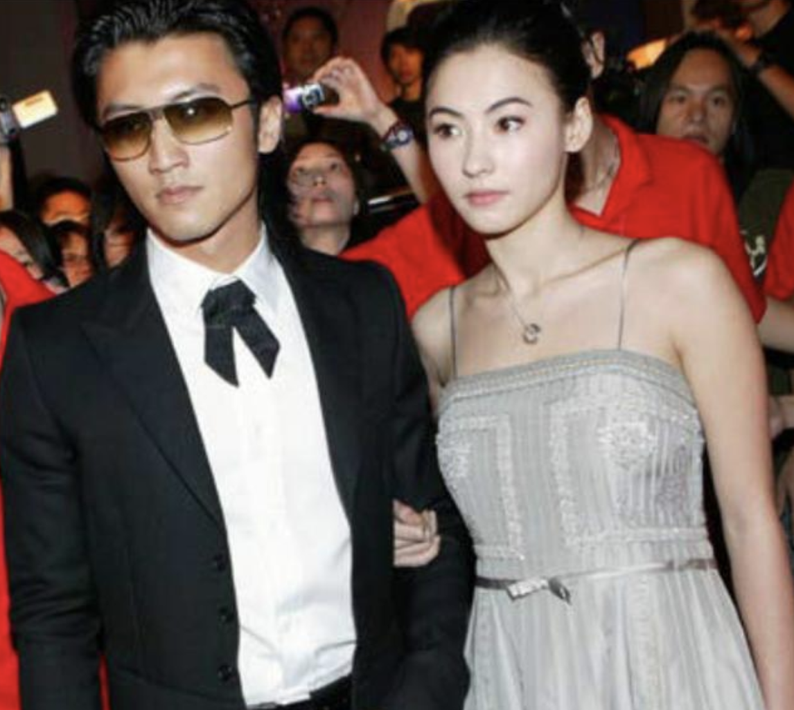 张柏芝逛超市被偶遇，背心配破洞牛仔裤超时髦，挥手打招呼很友善