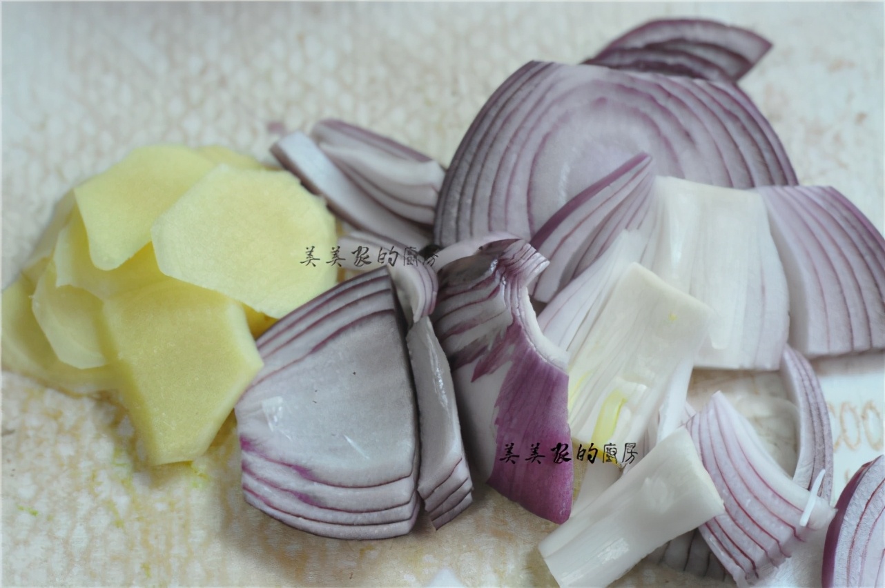 把整條魚扔進電飯鍋裡，不加油不放水，一周吃6次，餐餐都光盤