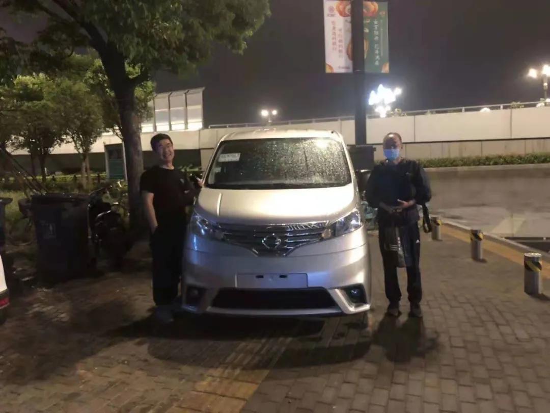 改个房车去旅行，60后大哥为一家人淘的日产NV200