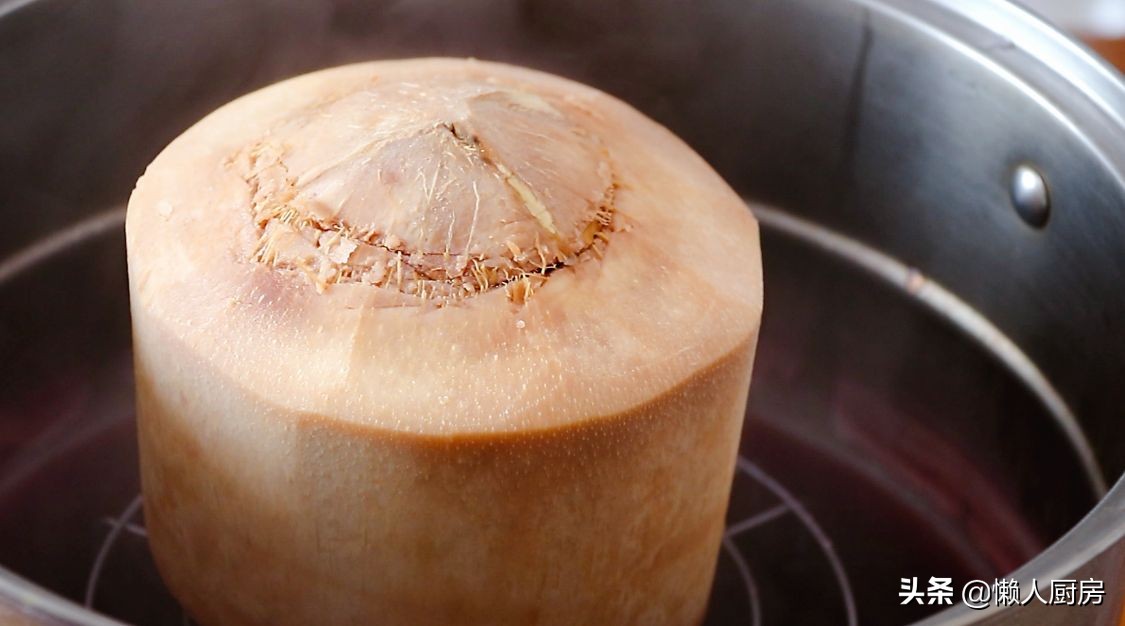 碰到這椰子別手軟，價格便宜，人人吃得起，塞進一隻雞，解饞