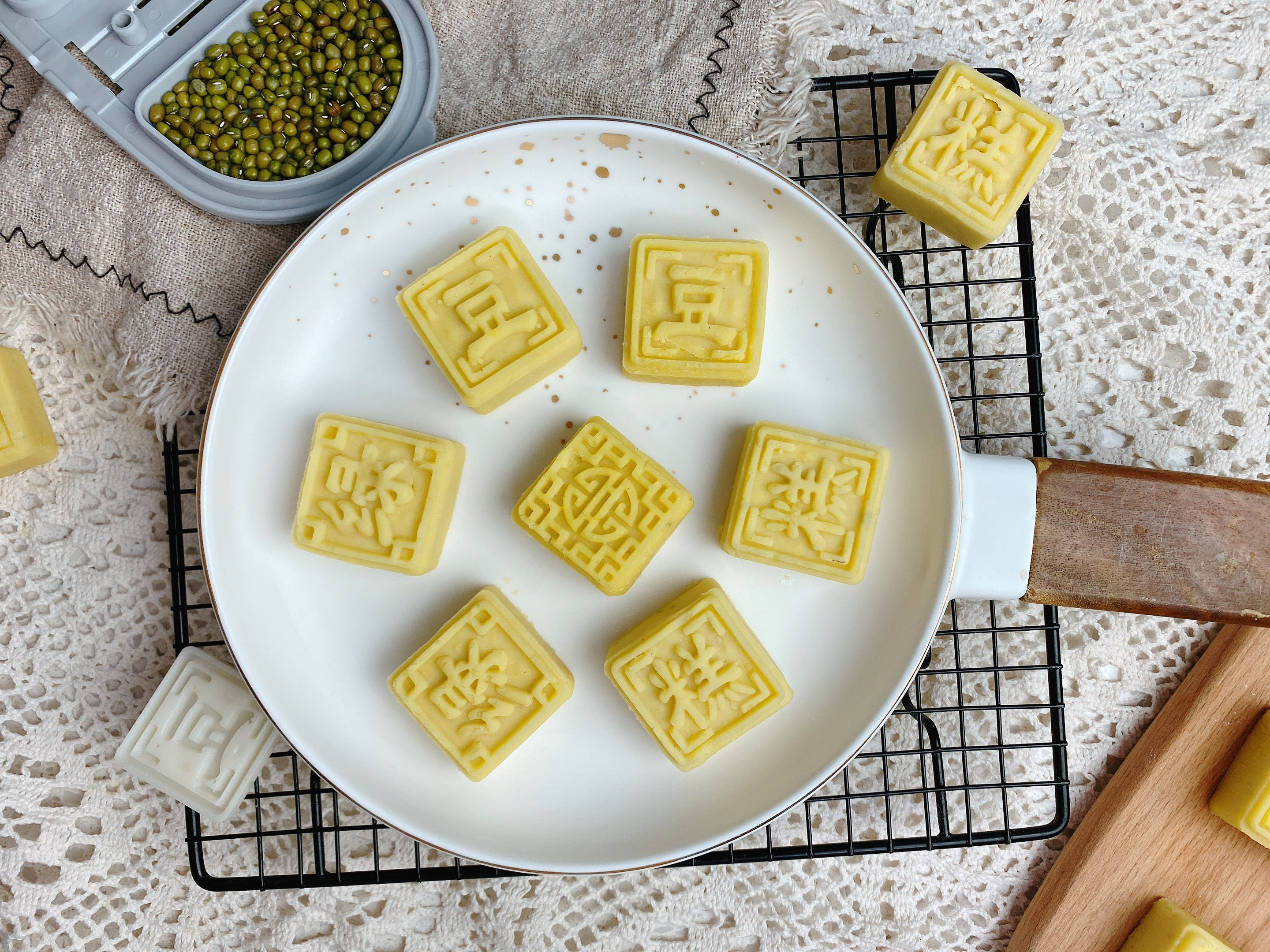 天熱了試試做綠豆糕，具體比例和方法在這裡，清熱解暑，入口即化