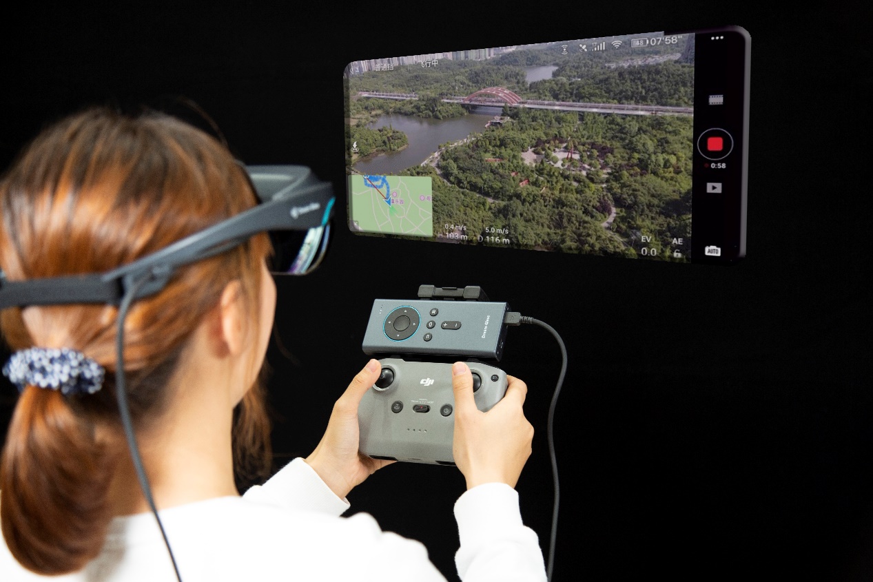 无人机镜头的实时画面,沉静感是不错的,与封闭空间的vr飞行眼镜比起来