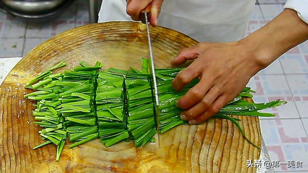图片[2]-韭菜炒杂粮馒头做法  焦香酥脆 一大盘不够吃-起舞食谱网