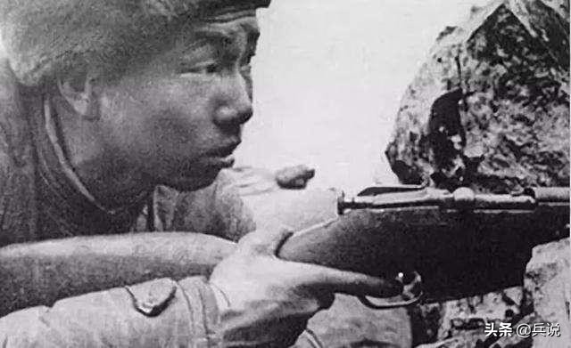 美军朝上甘岭撒尿，志愿军新兵忍不住，开第一枪，立一等功