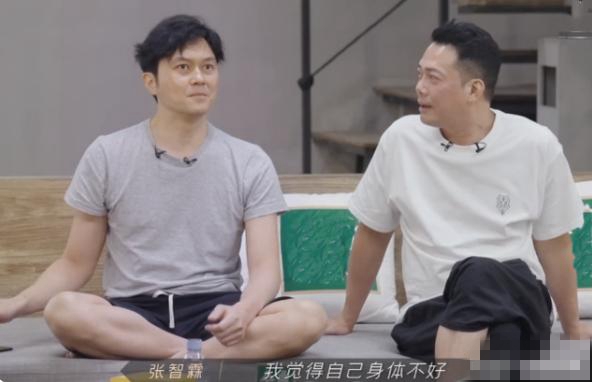 网友偶遇袁咏仪买名牌包，张智霖在旁等候，随时准备掏15万元买单