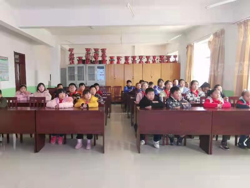 民警进校园，开展“童心向党，聚焦两会”大讲堂活动