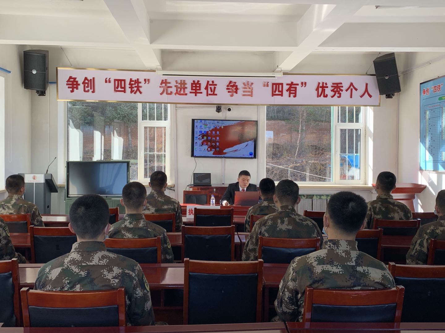 普法进军营，增进军民鱼水情