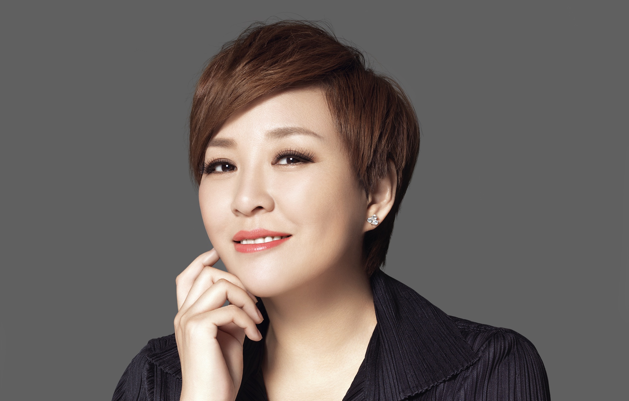 前央视主持人，负债200万后创办乐蜂网，今亿万