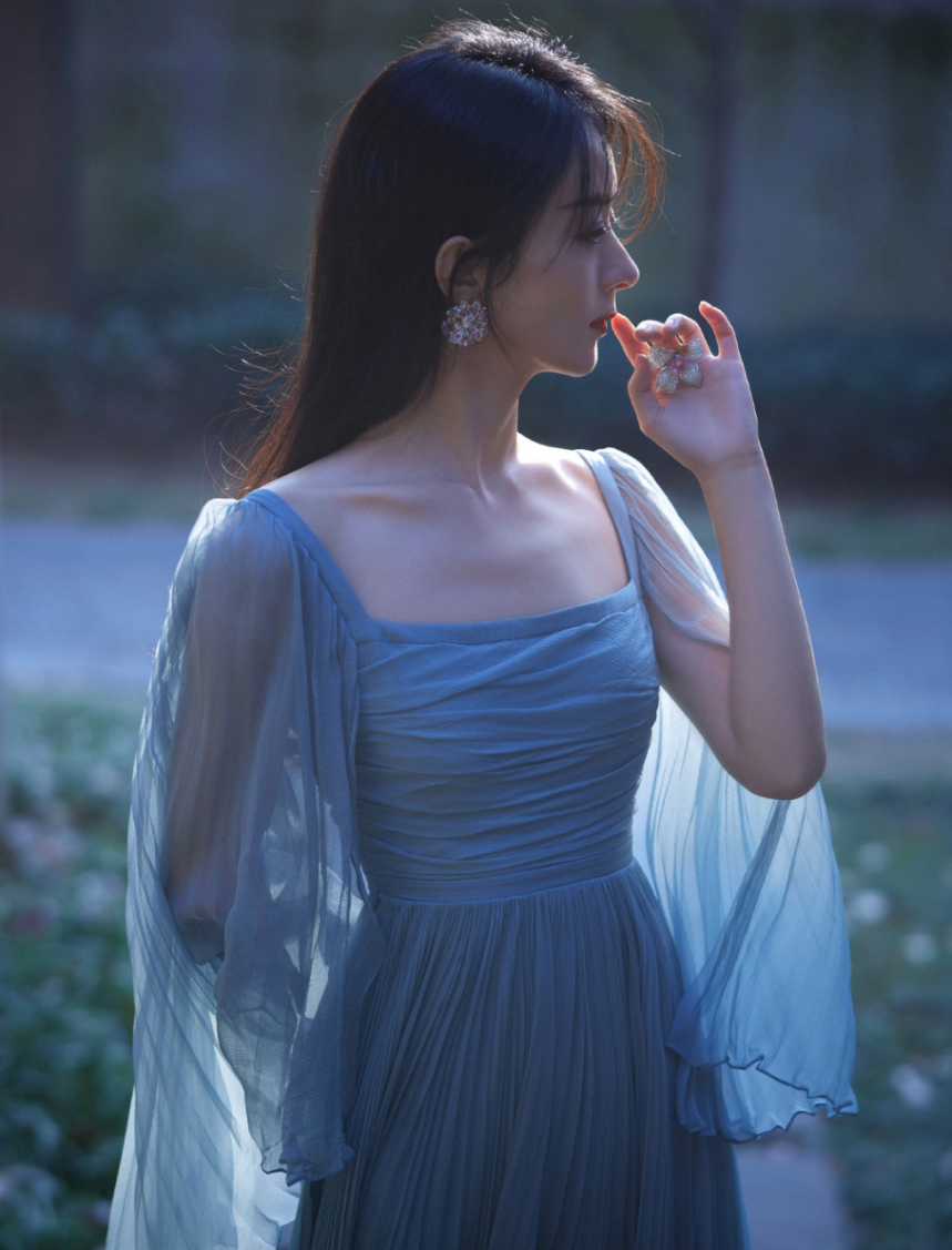 赵丽颖越来越美了，穿蓝色纱裙秀纤细身材，一点不像是生过娃的人