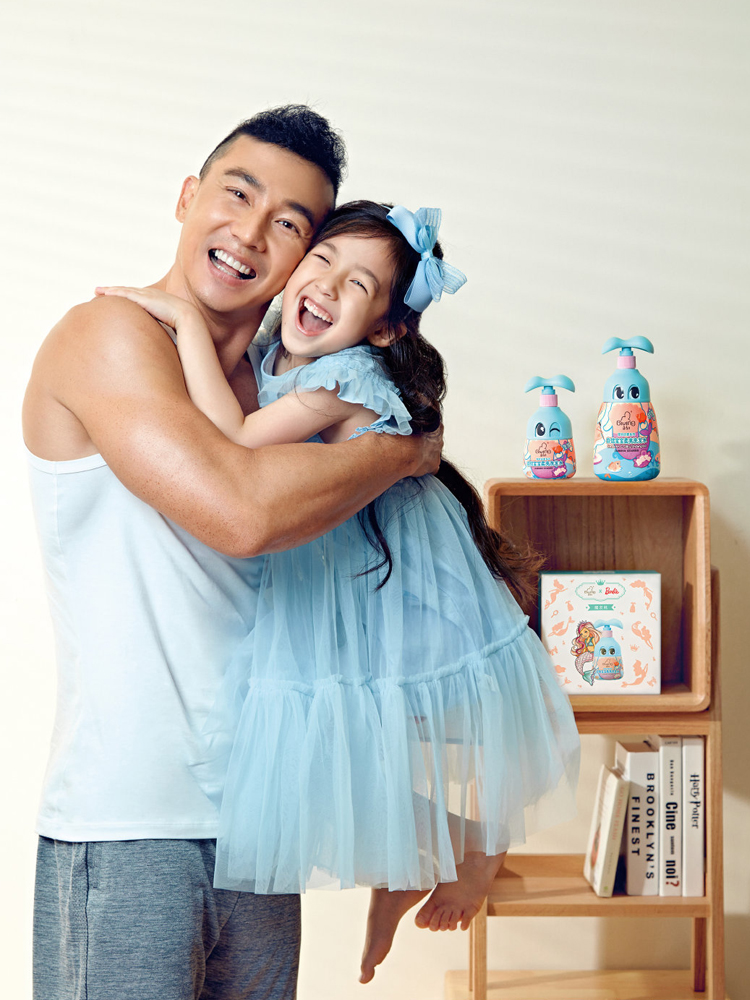 刘畊宏女儿幸好没长歪！丸子头到长卷发美到不敢认，长大还得了？