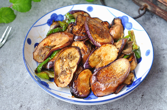 吃了30年茄子，這做法還是第一次見，細嫩噴香，比紅燒肉還好吃