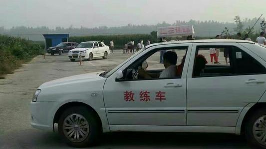 考试费用是自己负责，还是驾校交，看清楚条款