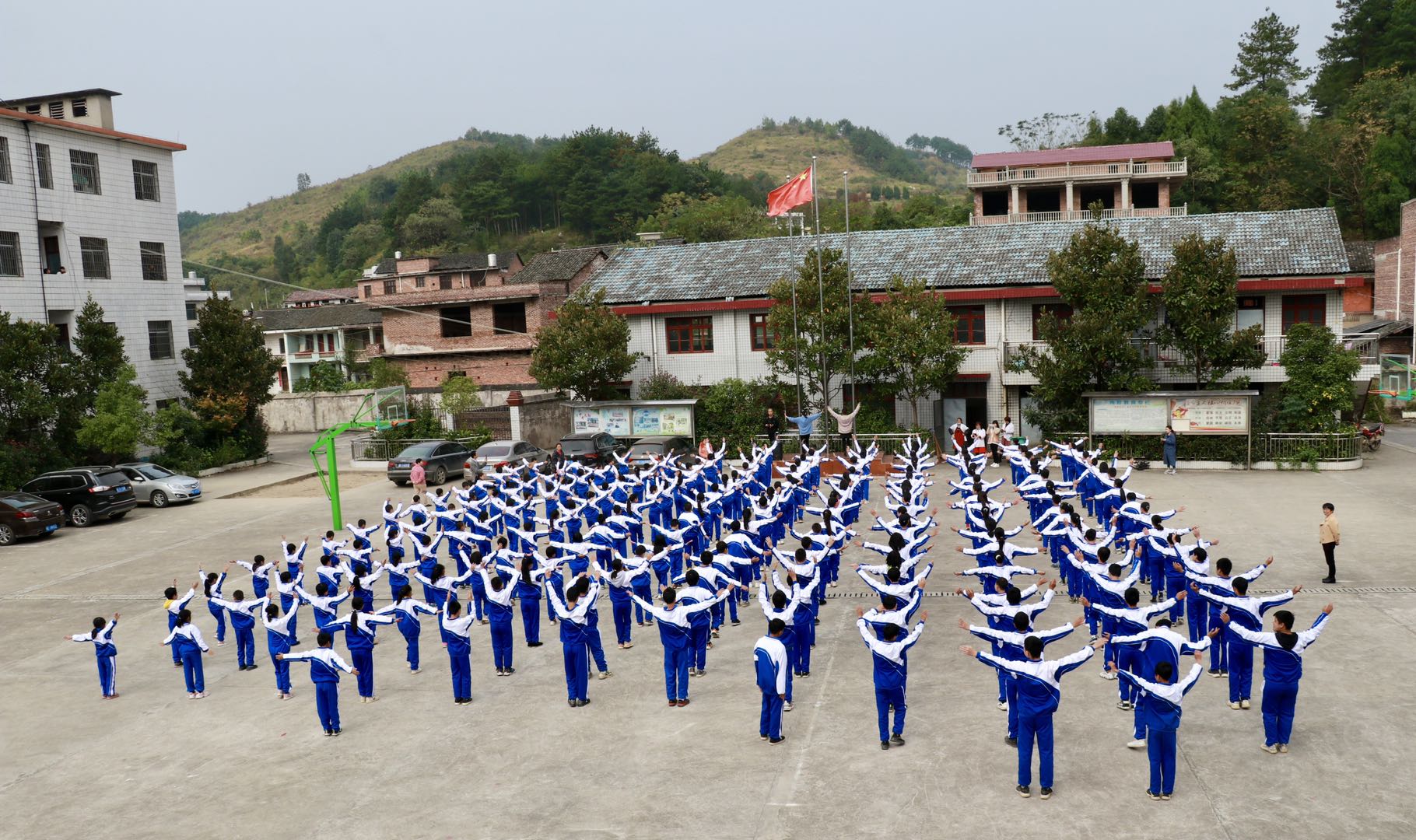 村委重教牵线搭桥   爱心校服学生雀跃