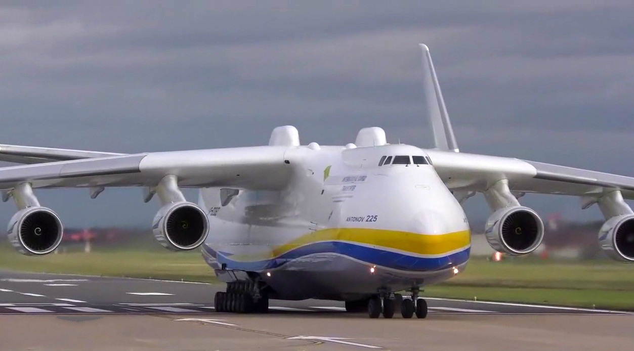 两种世界最大的飞机，居然凑一块了