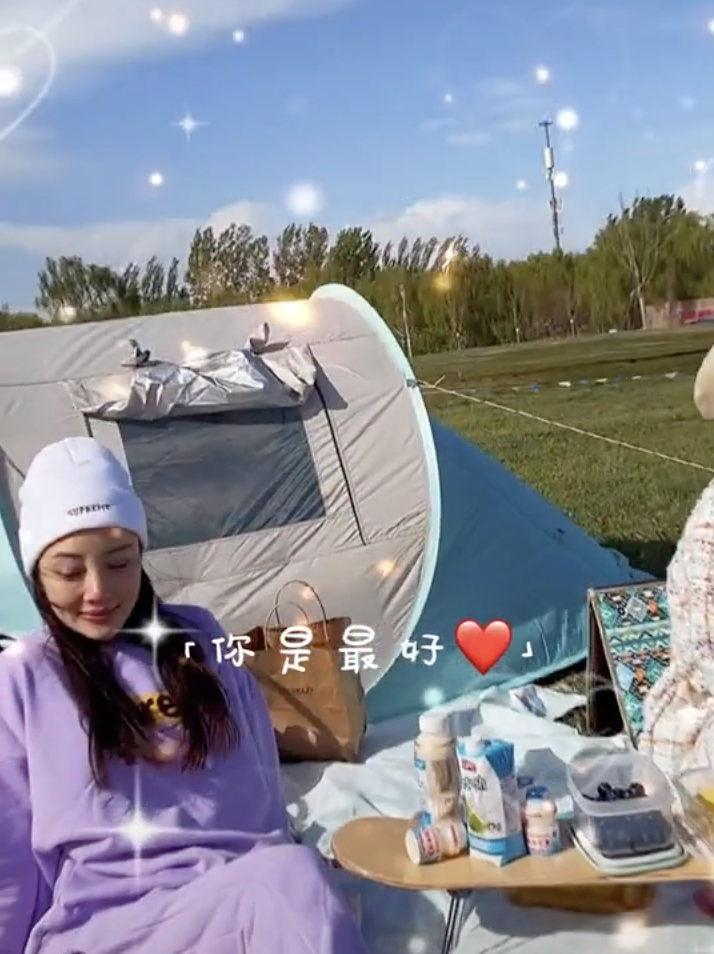 李小璐曬與女兒同框，甜馨戴漁夫帽文靜淑女，越來越有女神範兒