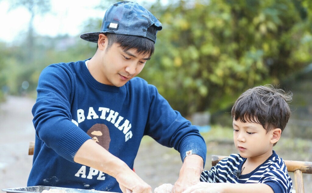 叶一茜晒儿女玩蹦床视频，13岁森碟美丽动人，大长腿十分抢镜