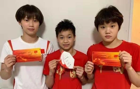 童心大发！全红婵收到儿童礼物疯狂玩耍，心酸的童年生活得到补偿