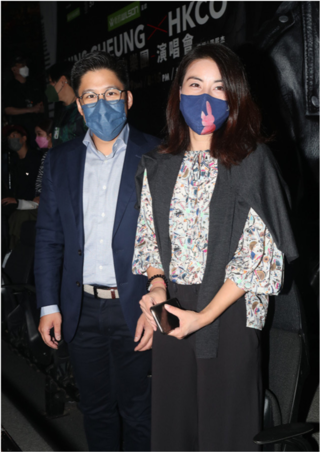 郭晶晶陪丈夫工作顯靦腆，小露一手讓霍啟剛當眾暴露“迷弟”本色