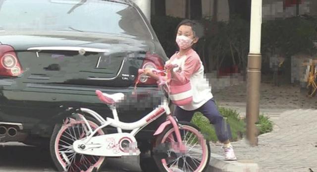 李小璐送女兒去演出彩排，曬母女合影，笑容如復制粘貼