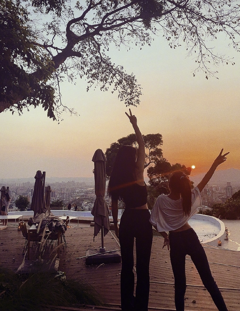 曹格为11岁女儿庆生，Grace姐姐眼神灵动，又瘦又美颜值逆袭