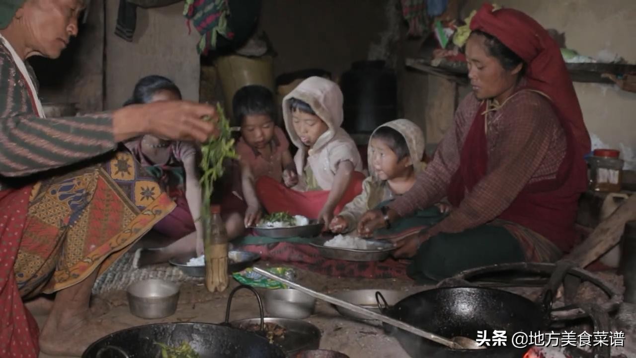带点泡面看望尼泊尔山区穷人，主人用家中一斤